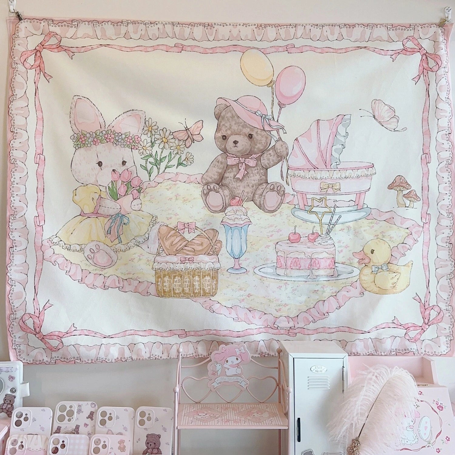 Détail du motif ours mignon sur tapisserie rose Kawaii