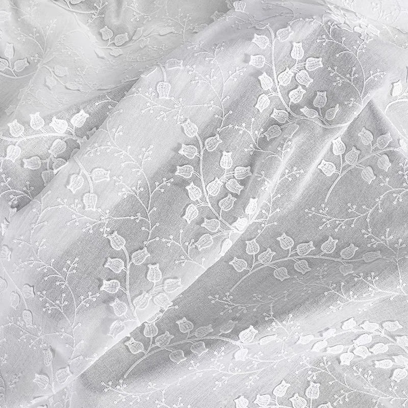 tissu coton blanc floral brodé popeline translucide bricolage couture décoration maison 130cm