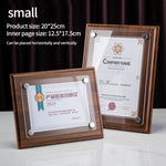cadres photo bois marron minimaliste argentés transparents documents certificats