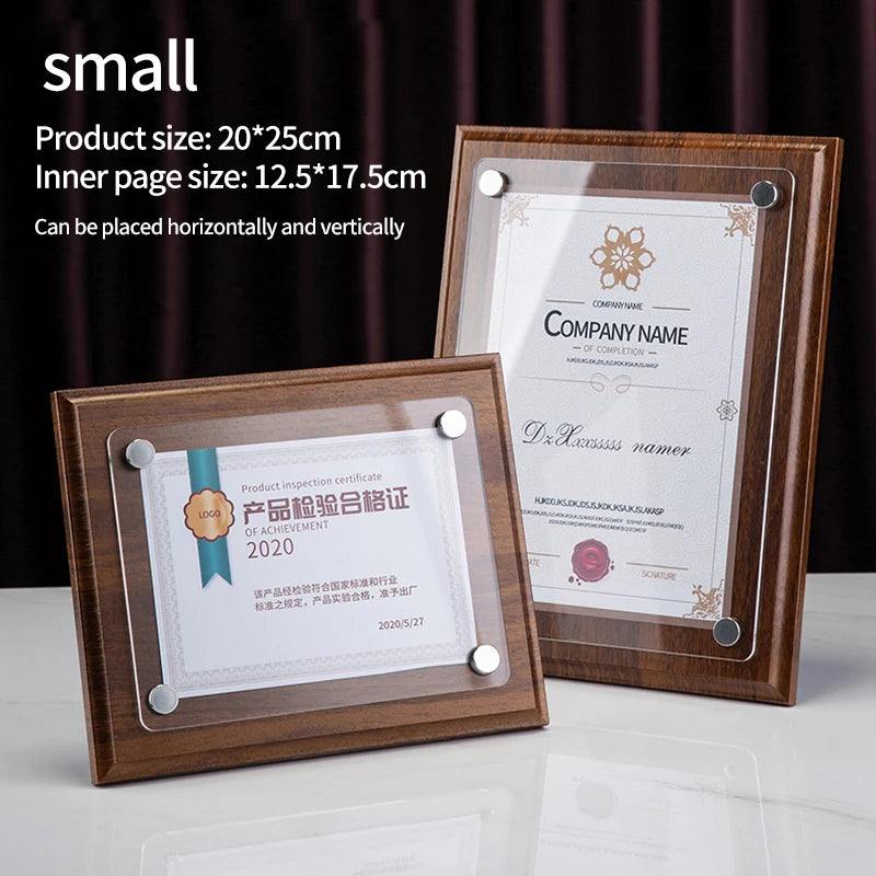 cadres photo bois marron minimaliste argentés transparents documents certificats