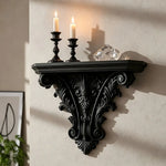 étagère murale décorative sculptée blanc noir bougies cristaux livres vases motifs ornementaux fixations murales