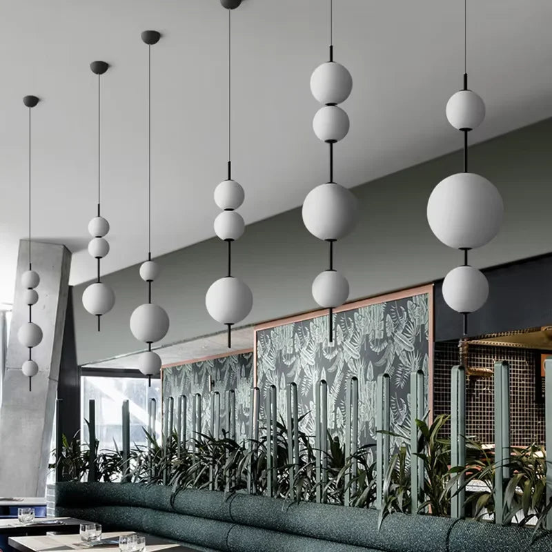 lustre suspension boules verre blanc moderne opalescent encastré minimaliste chambre salle manger
