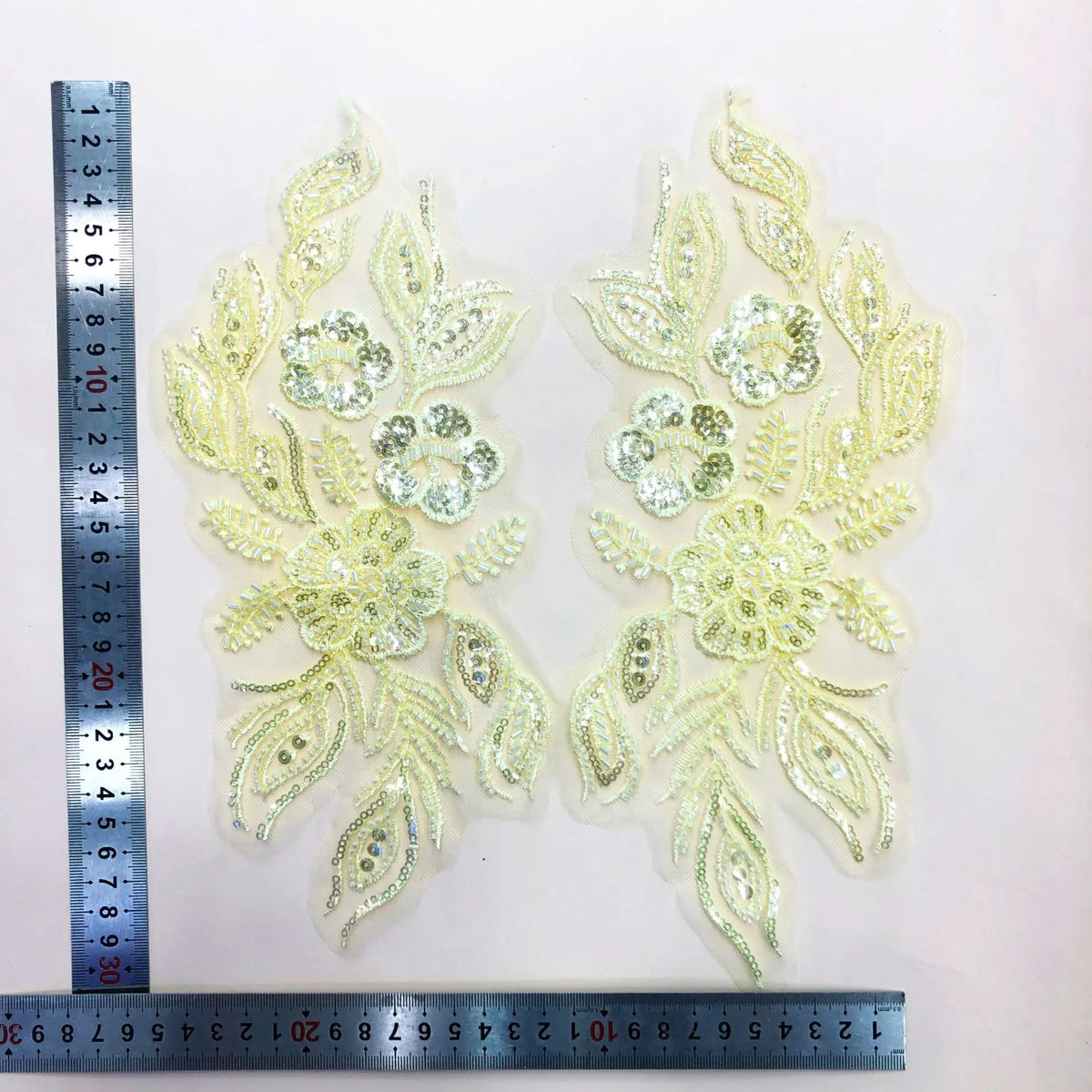 appliques textiles brodées fleurs sequins bleu clair vert rose blanc décoratives vêtements occasion party