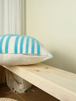 coussin brodé motif géométrique moderne blanc bleu décoratif salon voiture