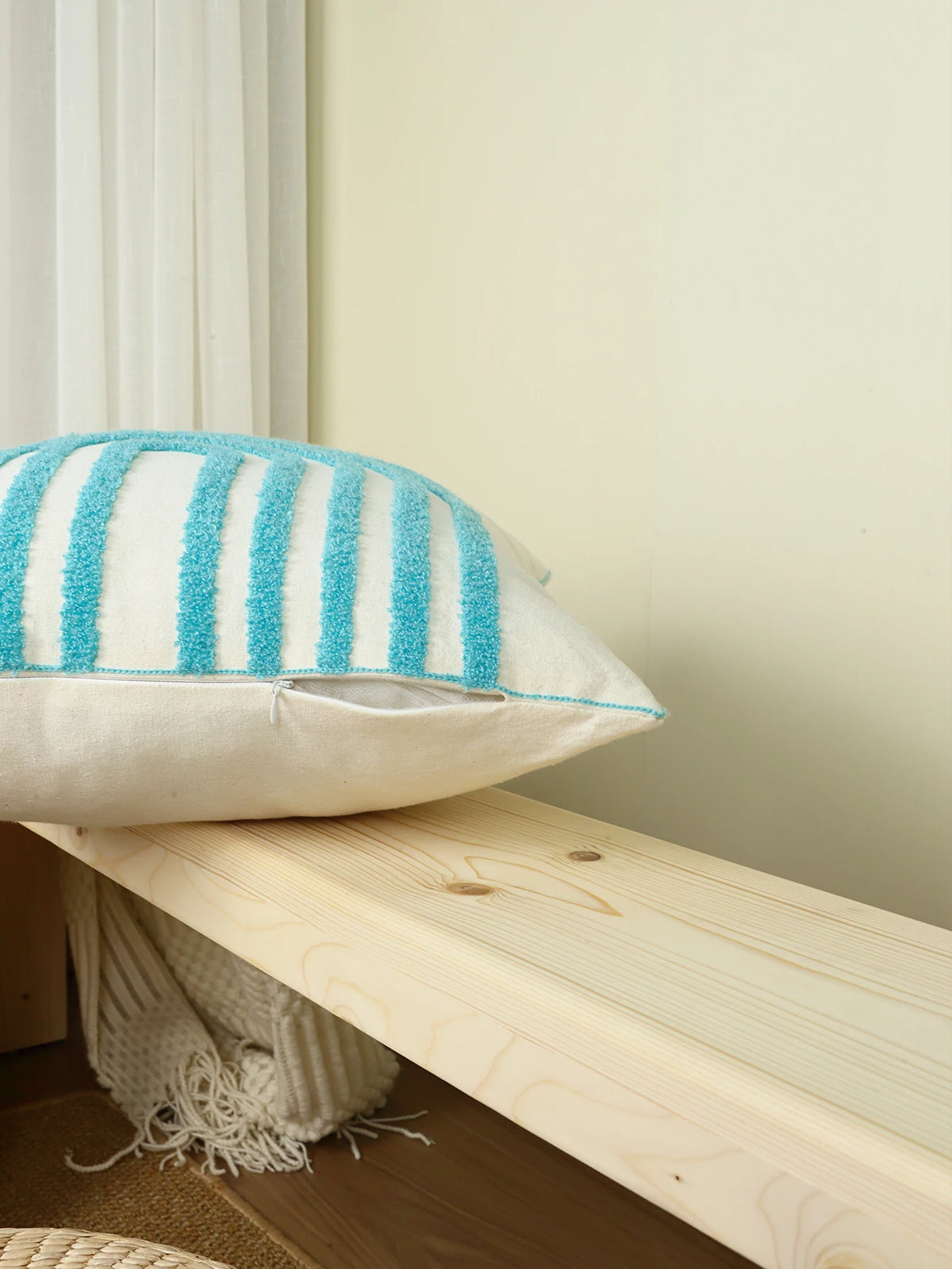 coussin brodé motif géométrique moderne blanc bleu décoratif salon voiture