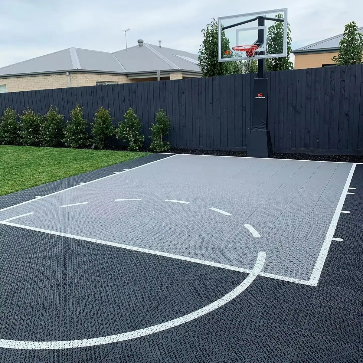 Terrain basket ball extérieur moderne carreaux géométriques gris bleu rouge vert violet sportif