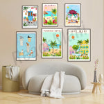 Une belle collection d'affiches vintage représentant des paysages tropicaux et des scènes emblématiques des Bahamas, de la Floride et de Key West, créant une atmosphère chaleureuse et exotique dans cette pièce.