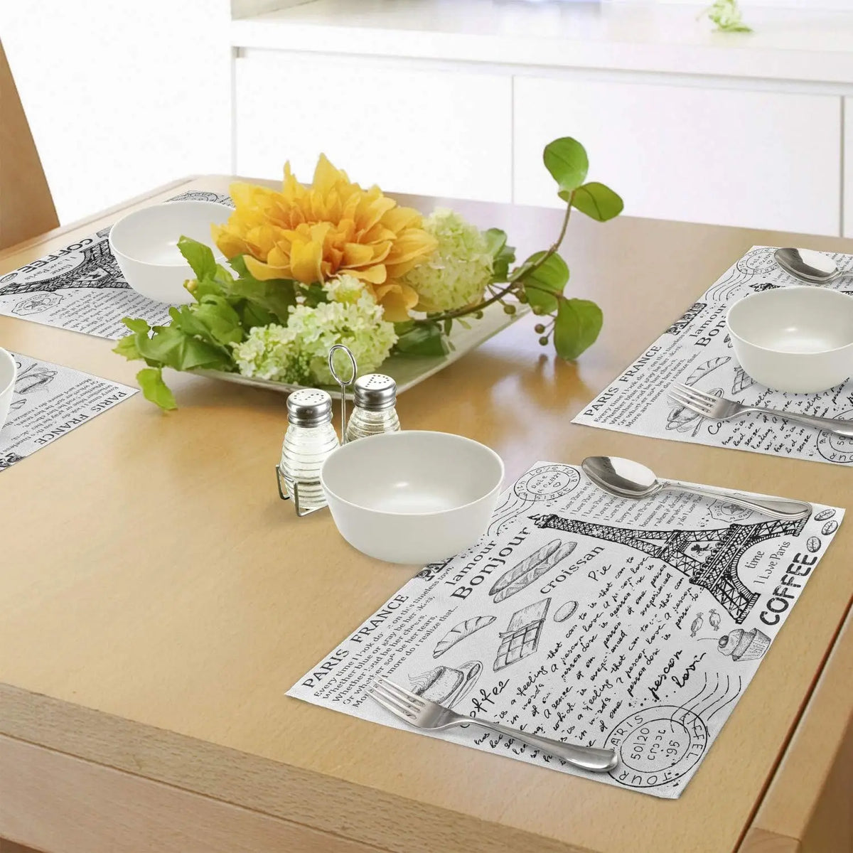 Set de table utilisé sur une table à manger avec décoration française