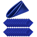 Des serviettes de table bleu roi au pli élégant, garnies d'un motif triangulaire répétitif.