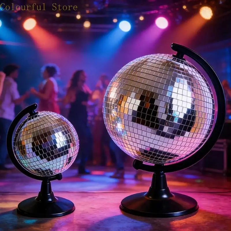 statues décoratives modernes globes argentés miroirs disco support noir ornement festive