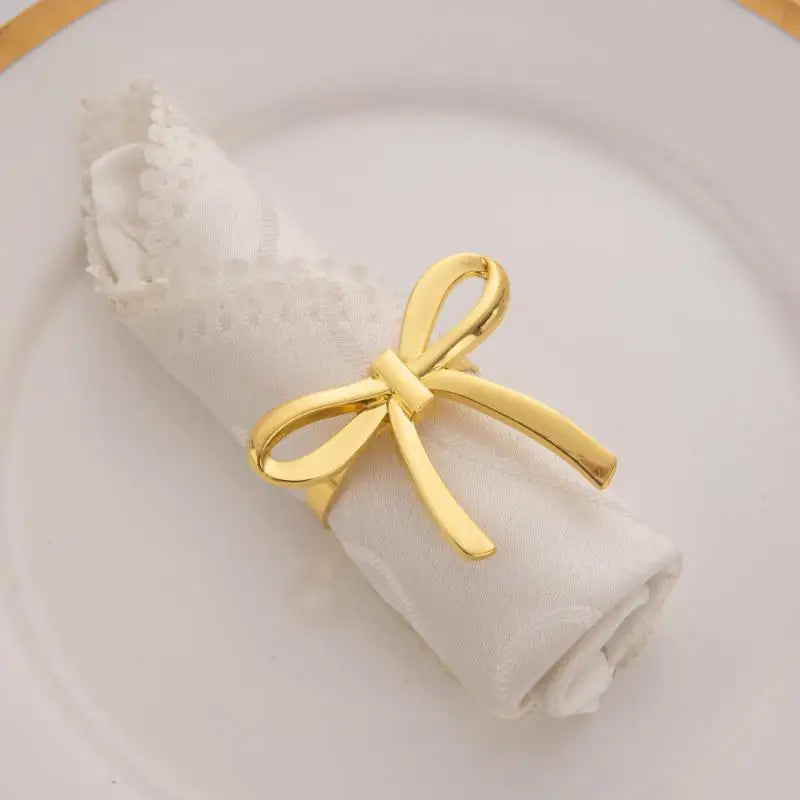 anneaux serviette or argent texture rugueuse moderne fixation minimaliste set table