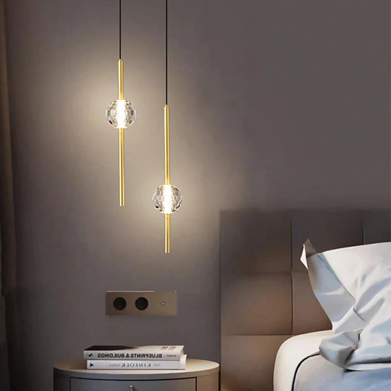 suspension luminaire moderne sphères translucides métal noir or chambre salon intérieur maison