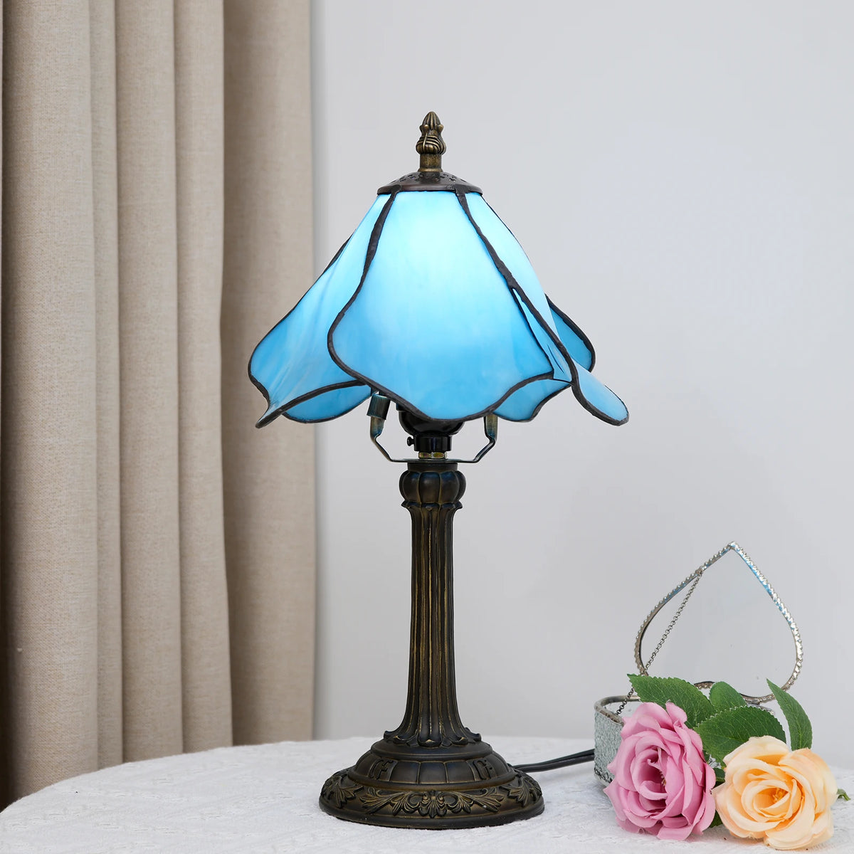 lampe table art nouveau tiffany bleu bronze verre texturé fleurs stylisées moderne