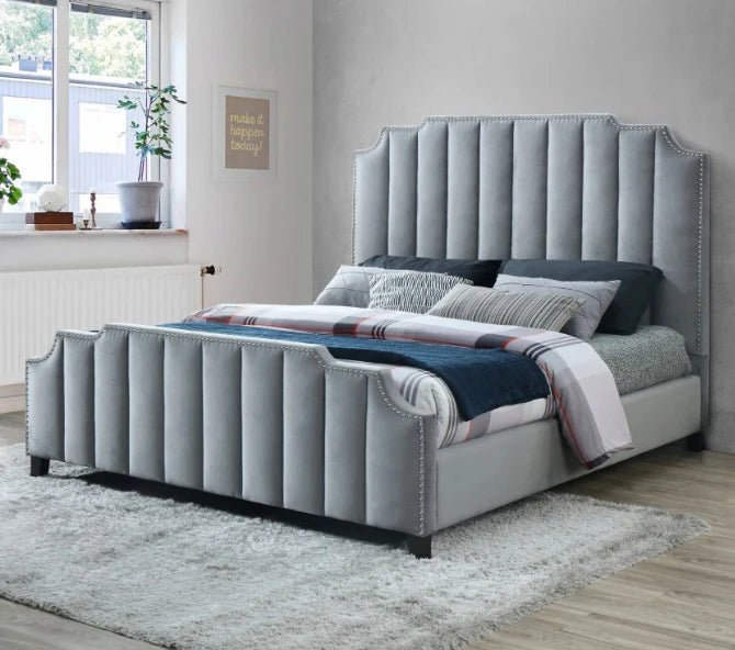 Tête de lit installée avec lit pleine taille