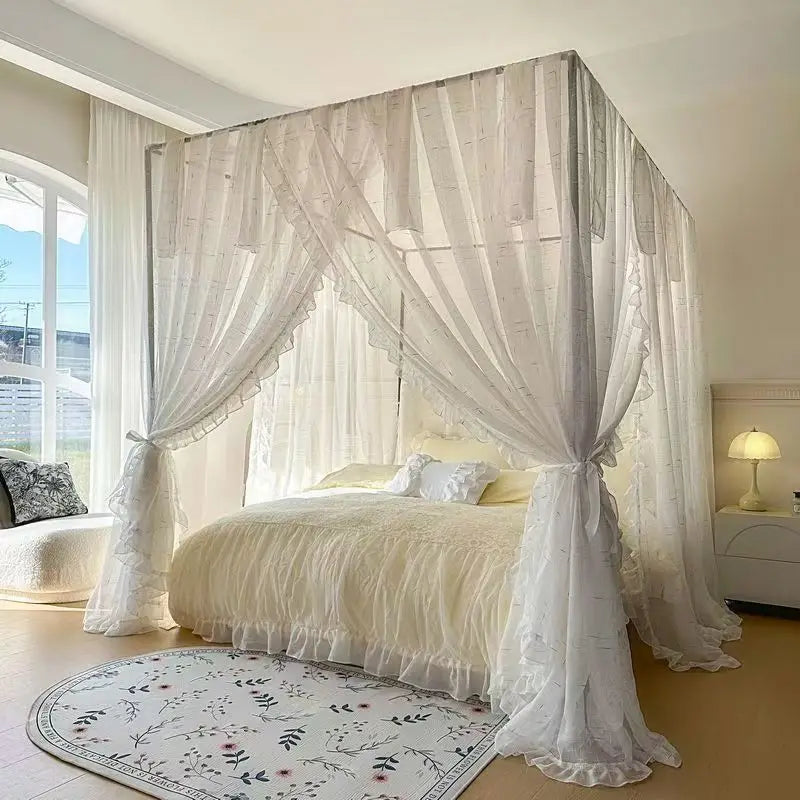 Un lit à baldaquin délicat et élégant, avec des rideaux en dentelle blanche qui créent une atmosphère romantique et apaisante dans cette chambre lumineuse.
