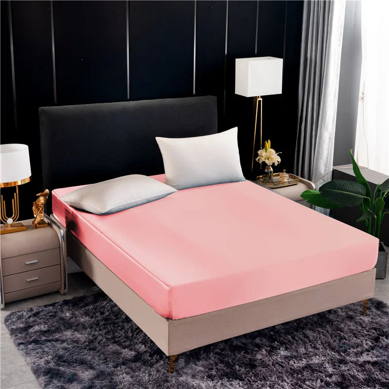 Drap-housse installé sur un matelas avec décoration de chambre élégante