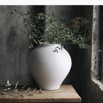 vases blancs modernes texture mat opaques décoration intérieure arrangement fleurs table