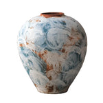 vase artisanal bleu blanc marron marbré rustique arrangement floral branches fruits decoration intérieure