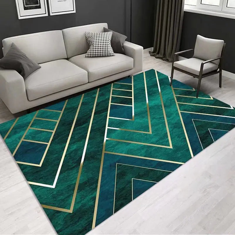 Un tapis vert avec des lignes dorées géométriques en zigzag, placé dans un salon moderne avec un canapé beige et un fauteuil.