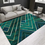 Un tapis vert avec des lignes dorées géométriques en zigzag, placé dans un salon moderne avec un canapé beige et un fauteuil.