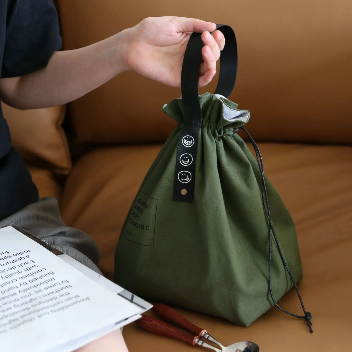 sac repas isotherme toile pliable kaki clair vert foncé intérieur argenté moderne minimaliste rustique