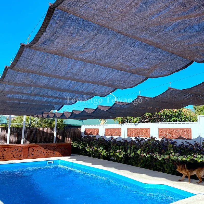 Voile d'ombrage vague HDPE blanc installée sur balcon