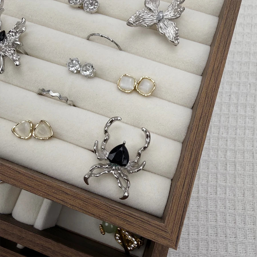 boîtes bijoux velours blanc bois marron clair moderne minimaliste rangement colliers bagues boucles d'oreilles