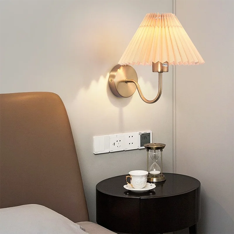 lampe murale rétro or plissée abat jour blanc éclairage chambre entrée étude moderne