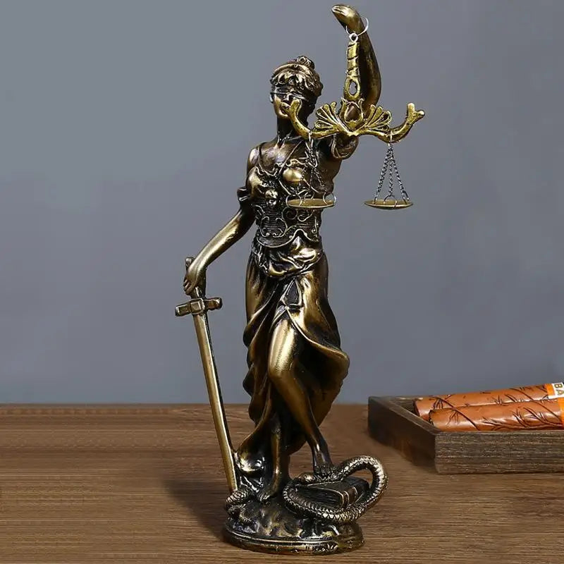 statue justice métal bronze détails sculpturaux balance épée décoration intérieure classique européenne
