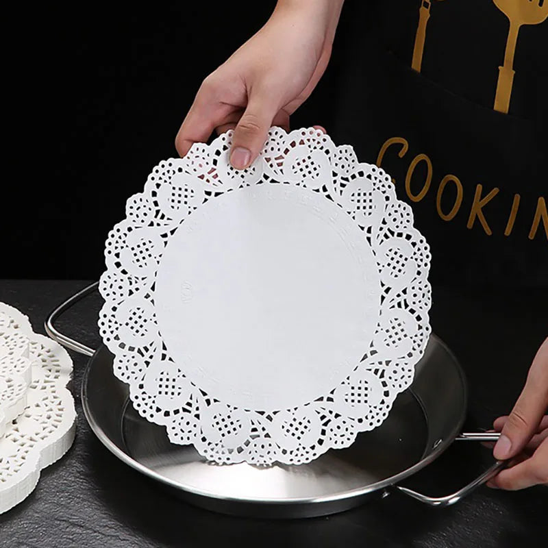 assiettes papier décoratives dentelle table festives rouges blanches marrons noires vertes ornementales rustiques