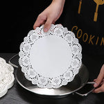 assiettes papier décoratives dentelle table festives rouges blanches marrons noires vertes ornementales rustiques