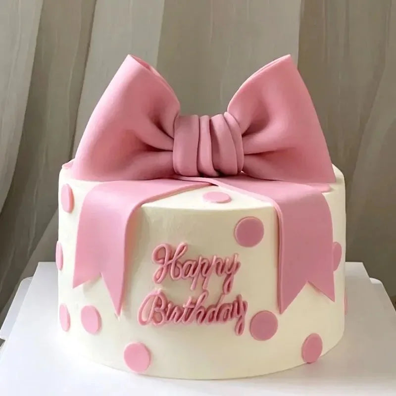 gâteau factice décoration mariage anniversaire noël valentin blanc rose rubans festive moderne
