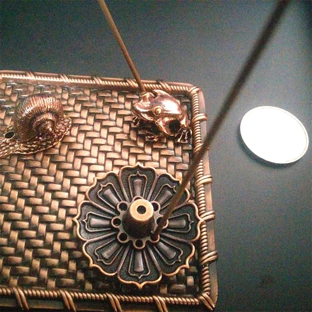 support encens fleur gravure bronze doré artisanal vintage salon yoga décoration bouddhiste