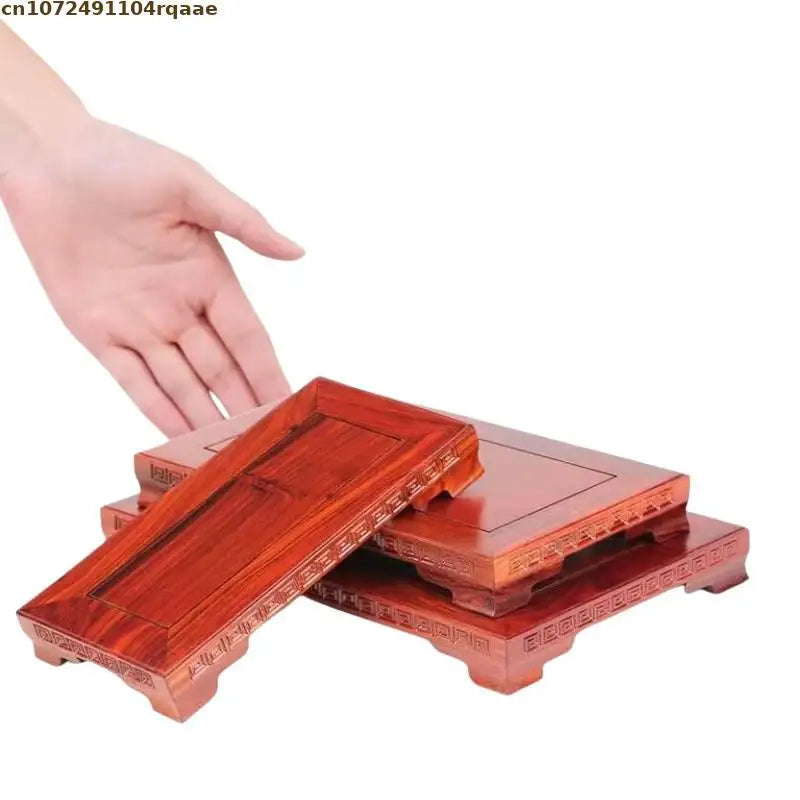 plateaux bois rouge foncé classique plateau vases objets decoratifs geometrie carree tringle invisible