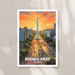 L'image représente le paysage urbain de Buenos Aires, en Argentine, avec le monument emblématique de l'Obélisque argenté se dressant au milieu de l'agglomération sous un ciel coloré au coucher de soleil.
