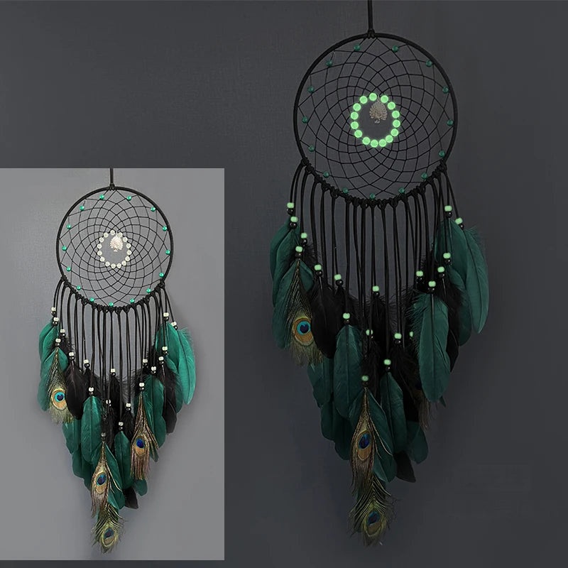 Attrape-rêves décoratif noir et vert avec des plumes de paon, boules lumineuses et motif circulaire.