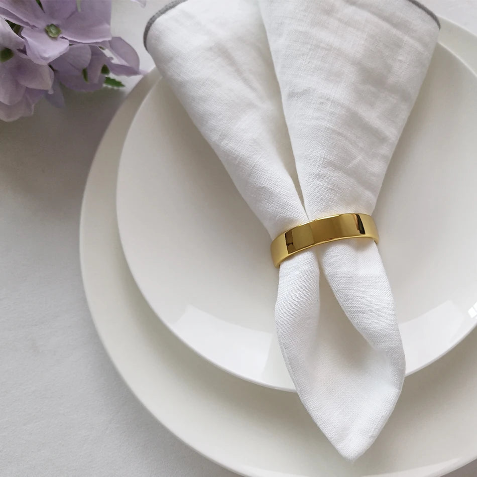 broches classiques dorées strass bracelet classique soie blanche anniversaire mariage décoration table
