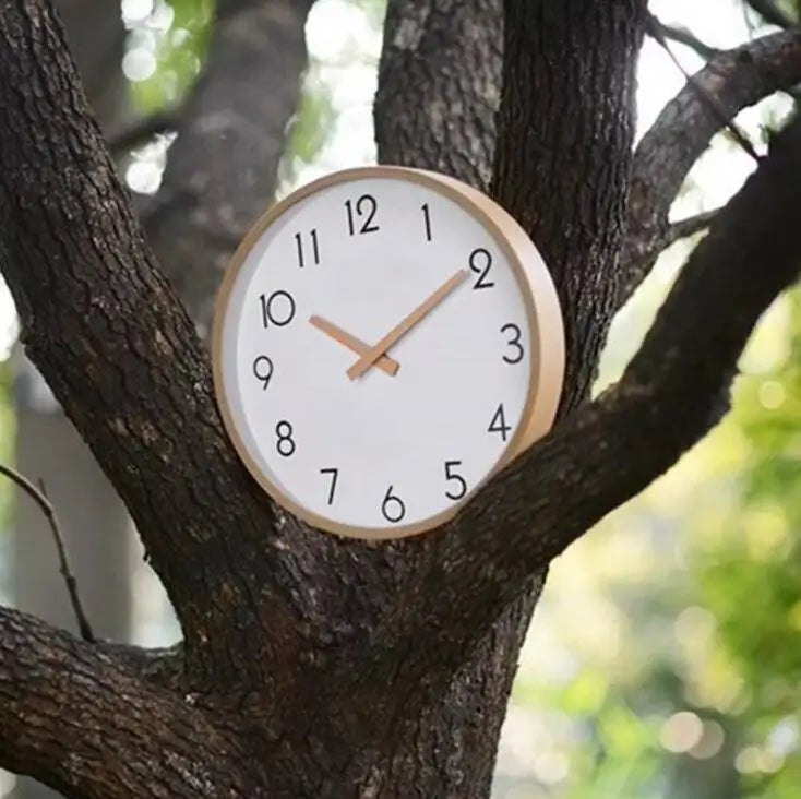 horloge murale blanche minimaliste moderne cadran boisé chiffres noirs salon chambre coucher