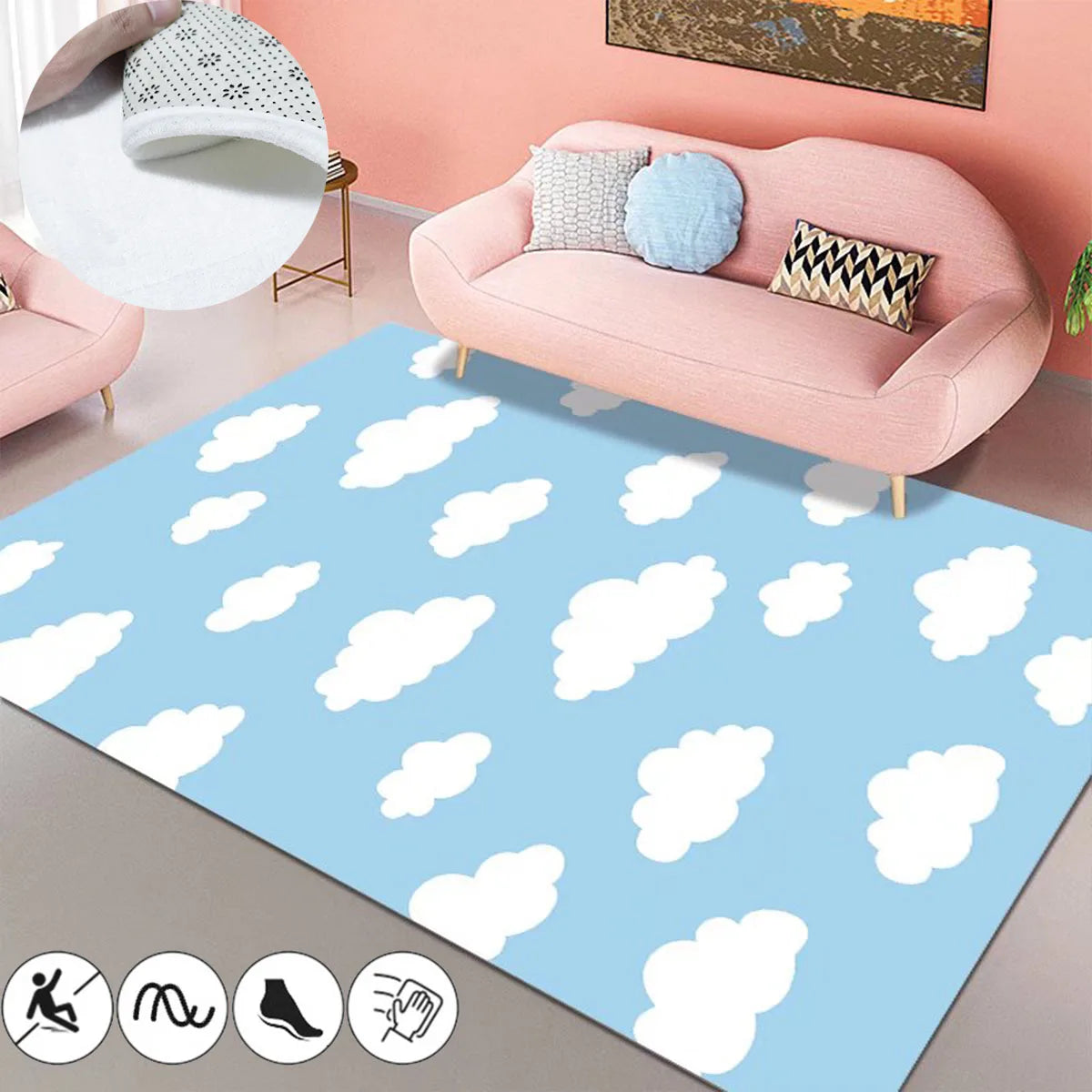 Un tapis bleu avec des nuages blancs stylisés, placé dans un salon meublé avec un canapé rose et des accessoires décoratifs.