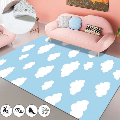 Un tapis bleu avec des nuages blancs stylisés, placé dans un salon meublé avec un canapé rose et des accessoires décoratifs.