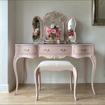 maquillage classique rose clair décorations baroques verre opaque tabouret miroir triptyque vase fleurs