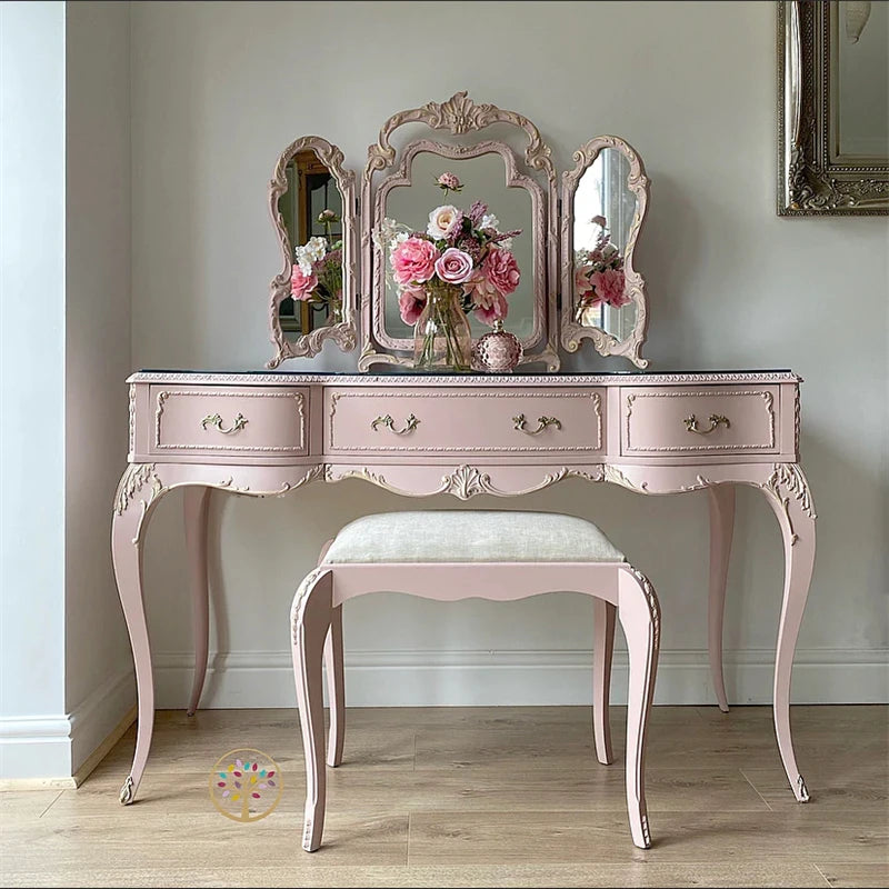 maquillage classique rose clair décorations baroques verre opaque tabouret miroir triptyque vase fleurs
