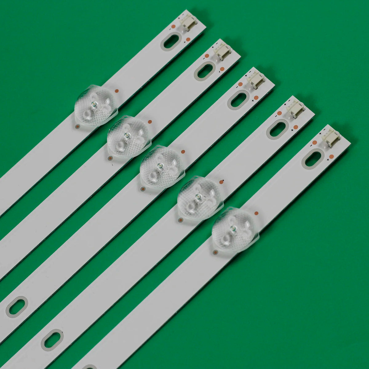 bandes lumineuses blancs connecteurs électriques modernes compatibles téléviseurs différents