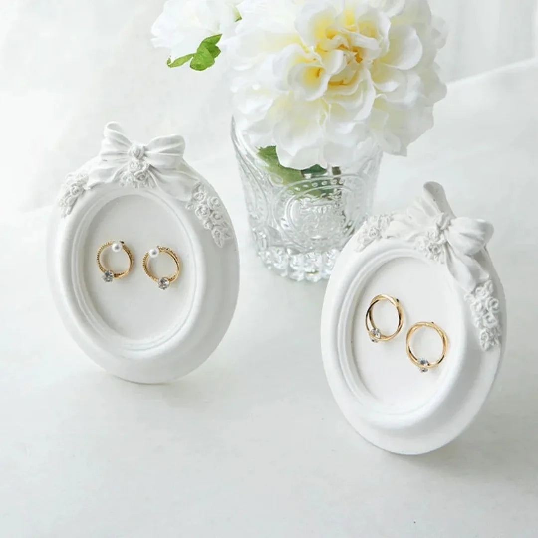 porte bijoux silicone ornements floraux classique baroque colliers or pierres noires blanc