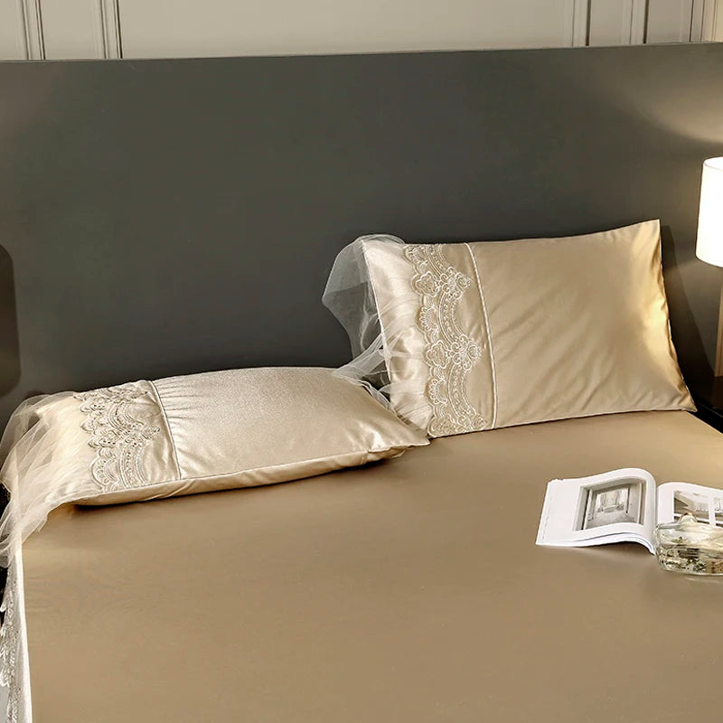 drap lit beige clair broderie fine satiné élégant oreillers taies assorties