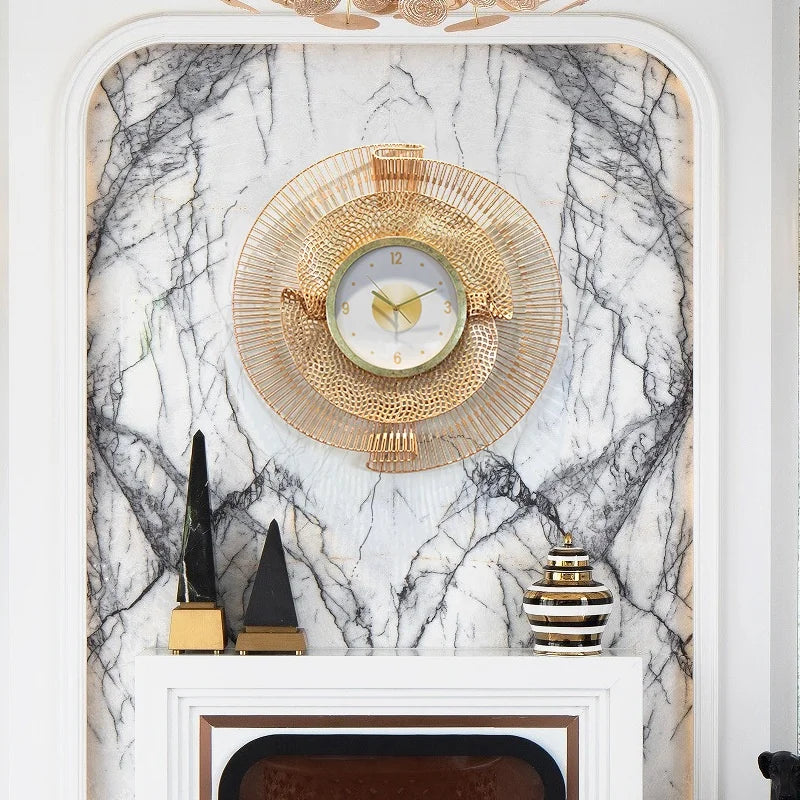 horloge murale moderne or motif géométrique contemporain fixation aluminium cuivre