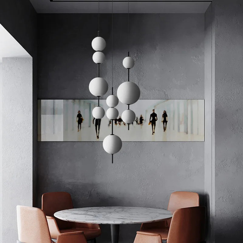 suspension lumineuse moderne minimaliste blanc sphères simples matériaux apparents opaques salle bain salon restaurant