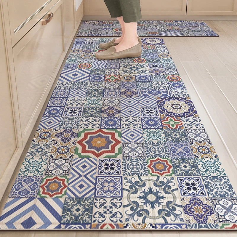 Ce tapis carrelé multicolore présente une variété de motifs géométriques et floraux dans des tons de bleu, de rouge et de jaune sur un sol en carrelage blanc.