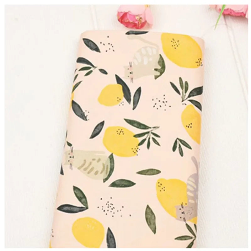 tissu coton imprimé citrons feuilles chats illustration simple vert olive marron blanc beige clair
