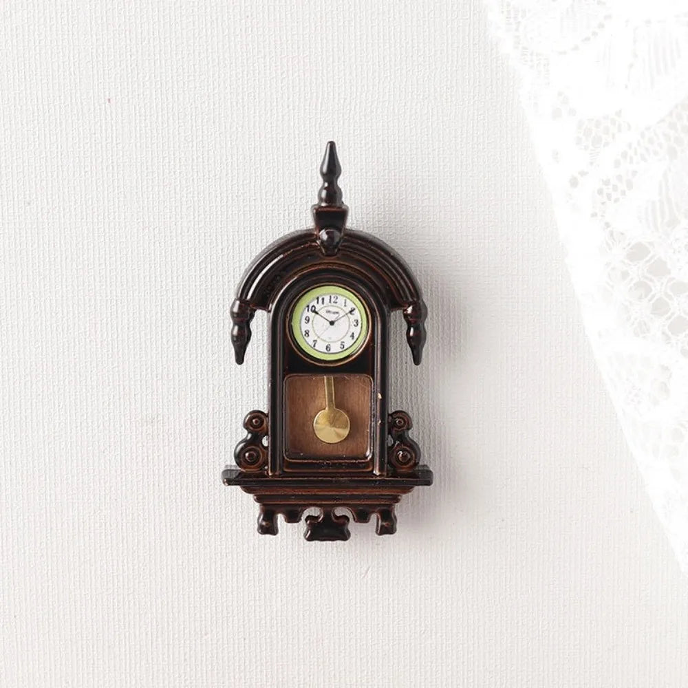 horloge murale miniature classique vintage ornements sculptés cadran blanc marron foncé aiguilles pendule dorée